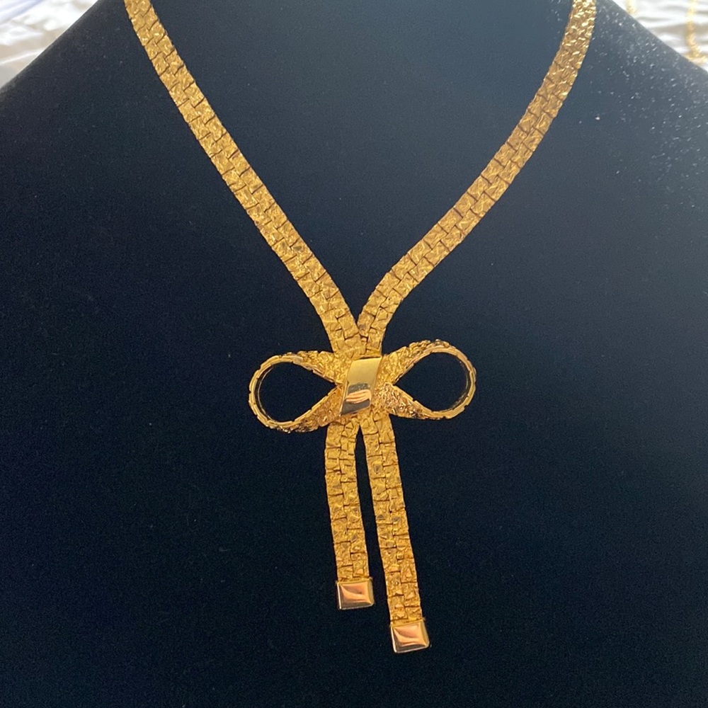 Bow necklace